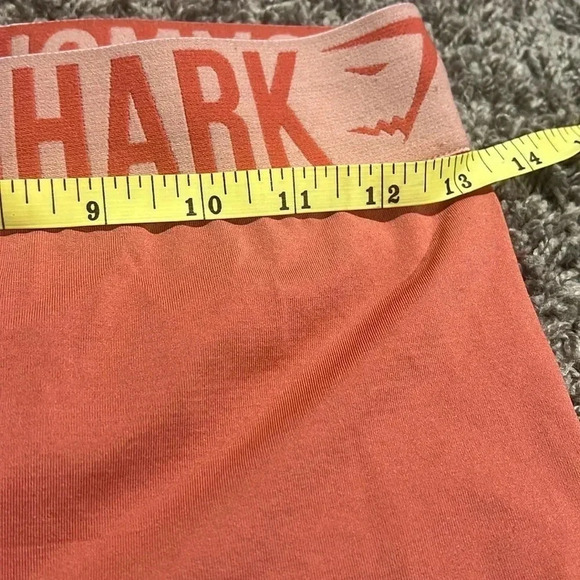 Women’s Gym Shark Peach colored cropped leggings Size XS - Picture 3 of 5